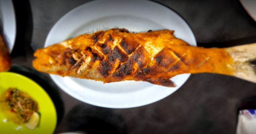Moro Seneng: The Smoky Seafood Bliss on Pasir Emas Street