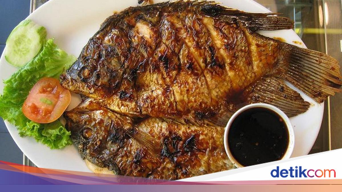 The Bite-Sized Seafood Delight on Pasir Emas Street